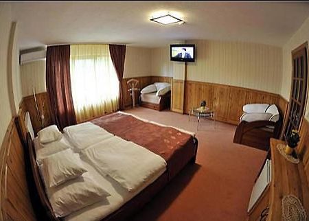 Trojka Hotel Es Panzio Szolnok Quarto foto